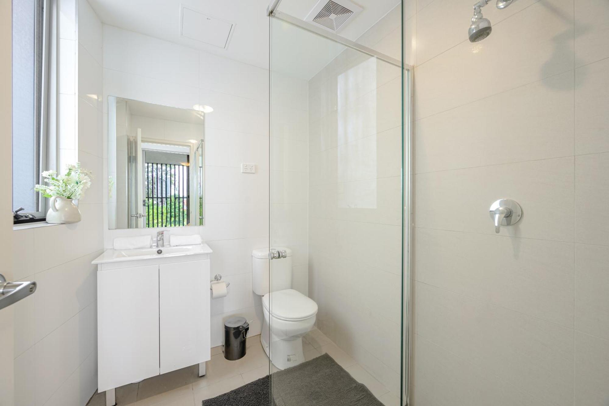 Liverpool Adorable 2Br Apt With Free Parking Warwick Farm Exteriör bild